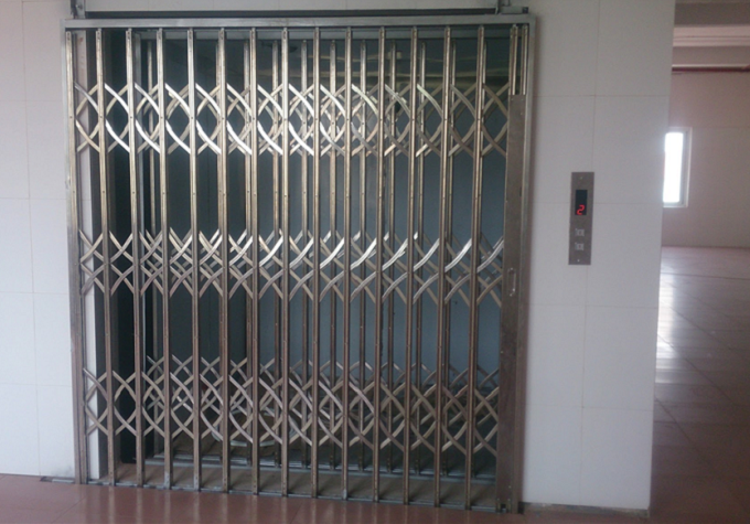 Thang Tải Hàng Cửa Sắt Xếp